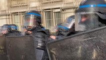 Fransa'da hükümetin Kovid-19'la mücadele politikası karşıtı gösterilerde, AA muhabiri tartaklandı