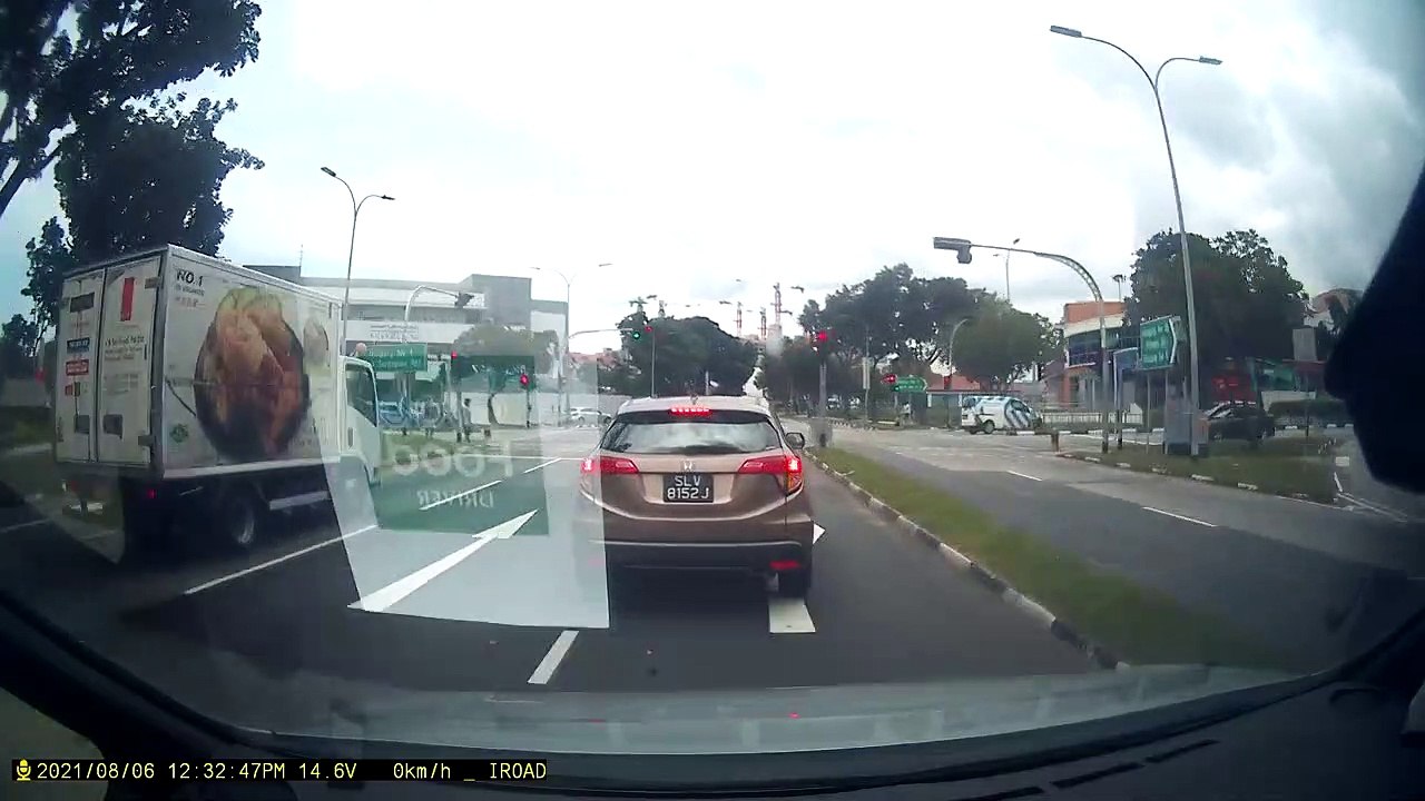 CAR PLAY "BRAKING GAME" CAN BE JAILED, DRIVER CAUGHT ON CAM AT SERANGOON