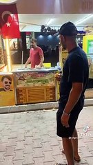 اول وااخد يرقص رقصة بائع الآيس كريم