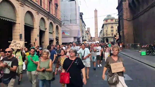 Bologna, ancora un corteo No Green pass: decine di persone in strada