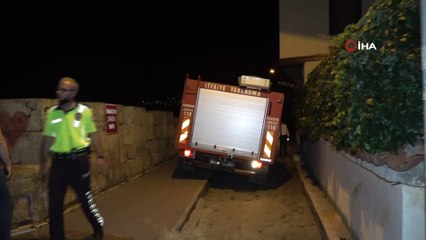 Tarihi surlardan araç ile inmek istedi, merdivende asılı kaldı