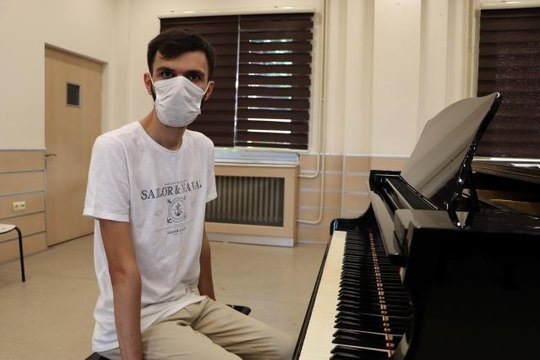 Nadir görülen absolut müzik kulağına sahip otizmli Kerem, üniversiteden mezun oldu
