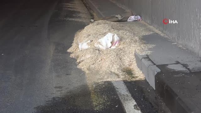 Saman yüklü kamyon alt geçide takıldı: Yola savrulan balyalar trafiği kilitledi