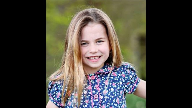 nouvelle photo de charlotte cambridge la fille du prince william et kate middleton avec un papillon dans les mains