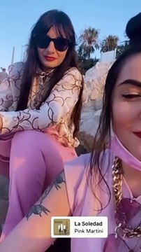 Hoshi et sa compagne à la plage.