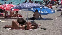 Sıcaklık 40 dereceyi buldu Antalya'da sahiller doldu taştı