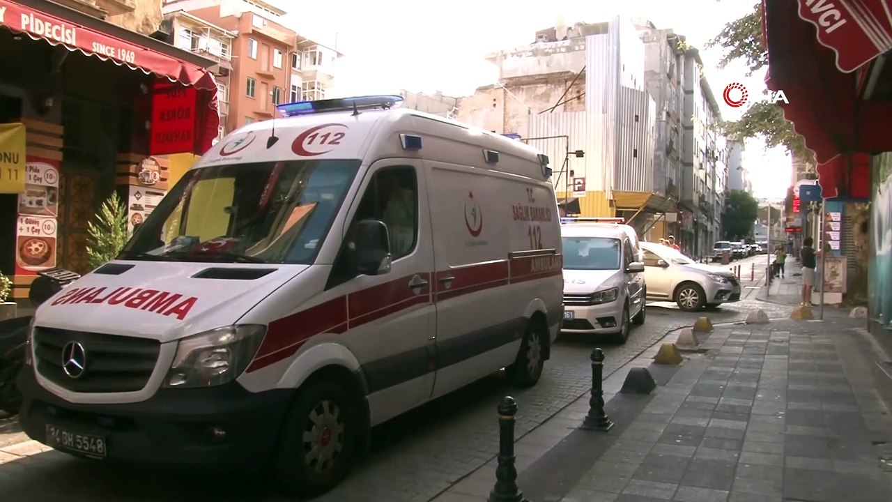Kadıköy'de 3. kattan aşağı düşen kadın ağır yaralı halde bulundu
