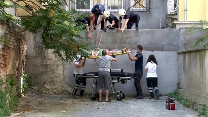 Kadıköy'de 3. kattan düşen kadın ağır yaralı halde bulundu