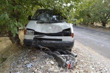 MİNİBÜSLE ÇARPIŞAN MOTOSİKLETTEKİ 3 KİŞİ AĞIR YARALANDI