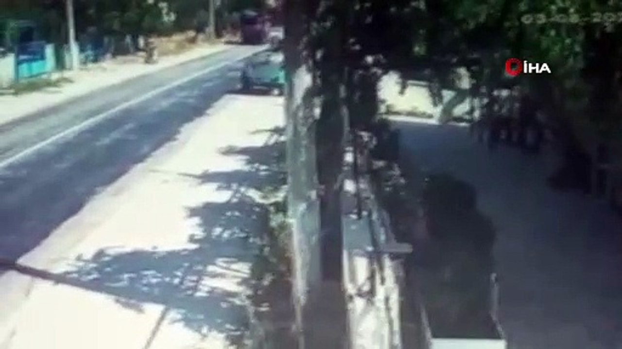 Hatalı sollama yapan tır duvarı yıkıp evin bahçesine girdi...O anlar kamerada