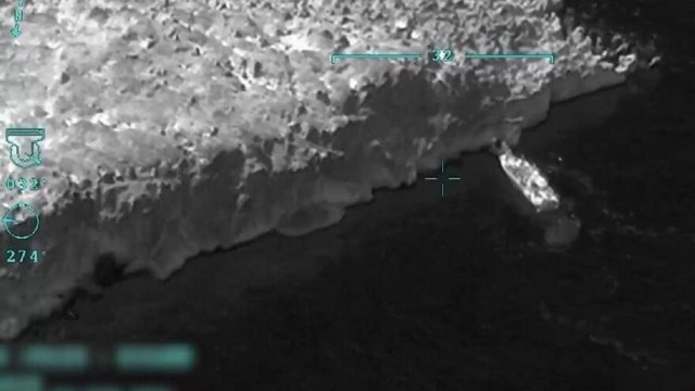 Yunanistan, göçmenleri ıssız adaya bıraktı