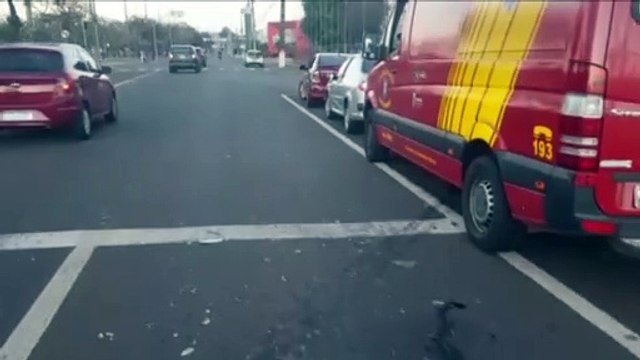 Peugeot e Astra se envolvem em acidente de trânsito na Avenida Tancredo Neves