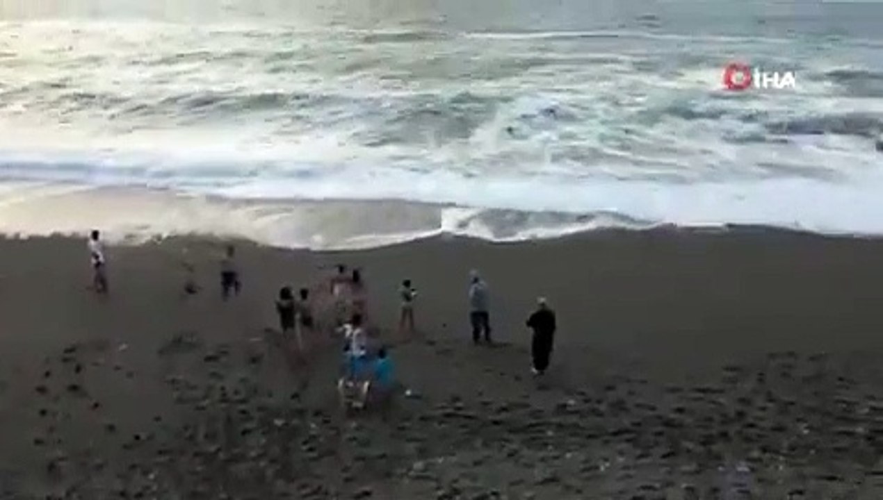 Şiddetli dalgalar arasında kaldı, imdadına çevredekiler yetişti; "Bir anda dalgalar denize çekti"