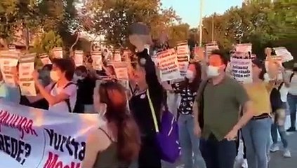 Vatandaşlardan Kadıköy'de eylem: Ormanlar yanıyor, uçaklar nerede?