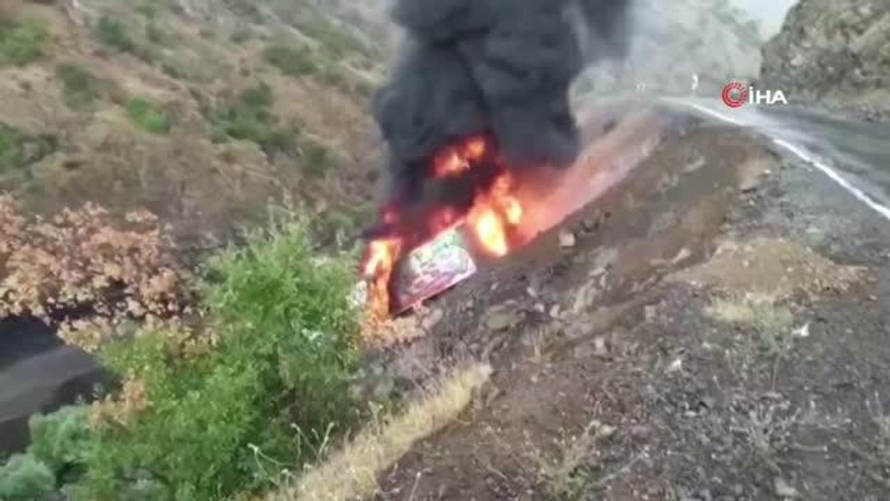 Son dakika haberleri... Kayganlaşan yolda kaza yapan tır yanarak kül oldu