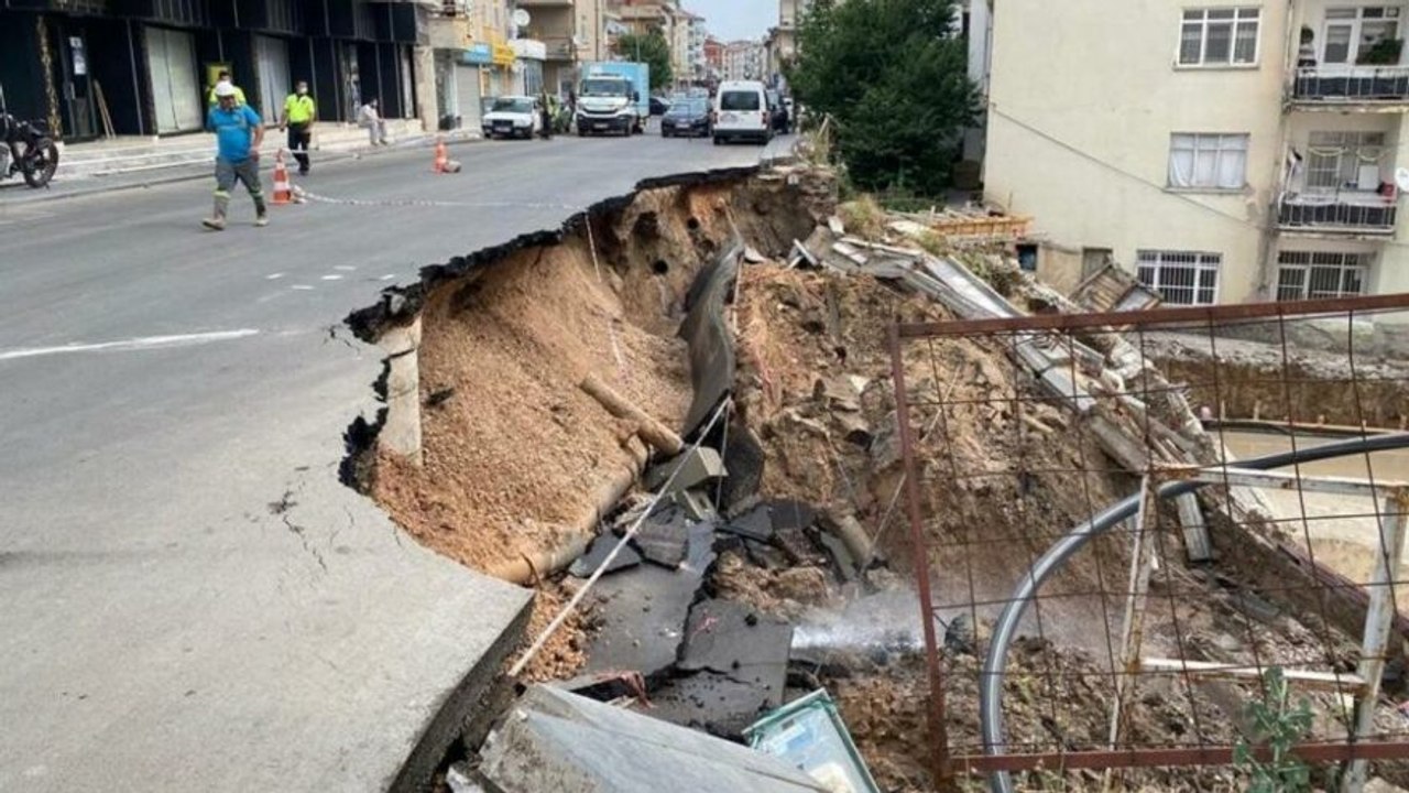 Ankara'da istinat duvarının çökme anları kamerada