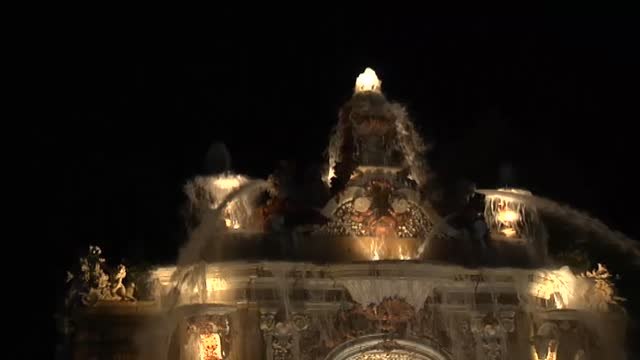 Decenas de personas disfrutan del encendido de la Fuente del Baño de Diana en la Granja de San Ildefonso