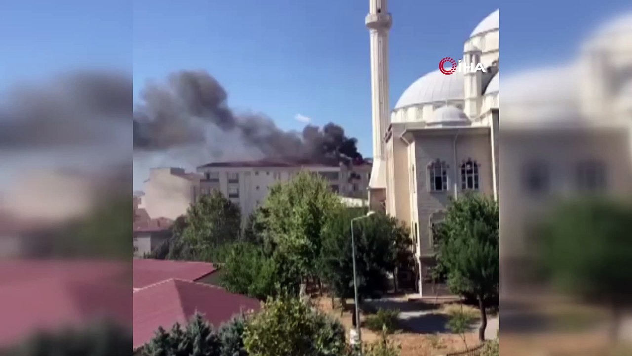 Esenyurt'ta bir apartmanın çatı katında yangın çıktı. Çatı katı kısa sürede alevlere teslim olurken olay yerine çok sayıda itfaiye ekibi sevk edildi.
