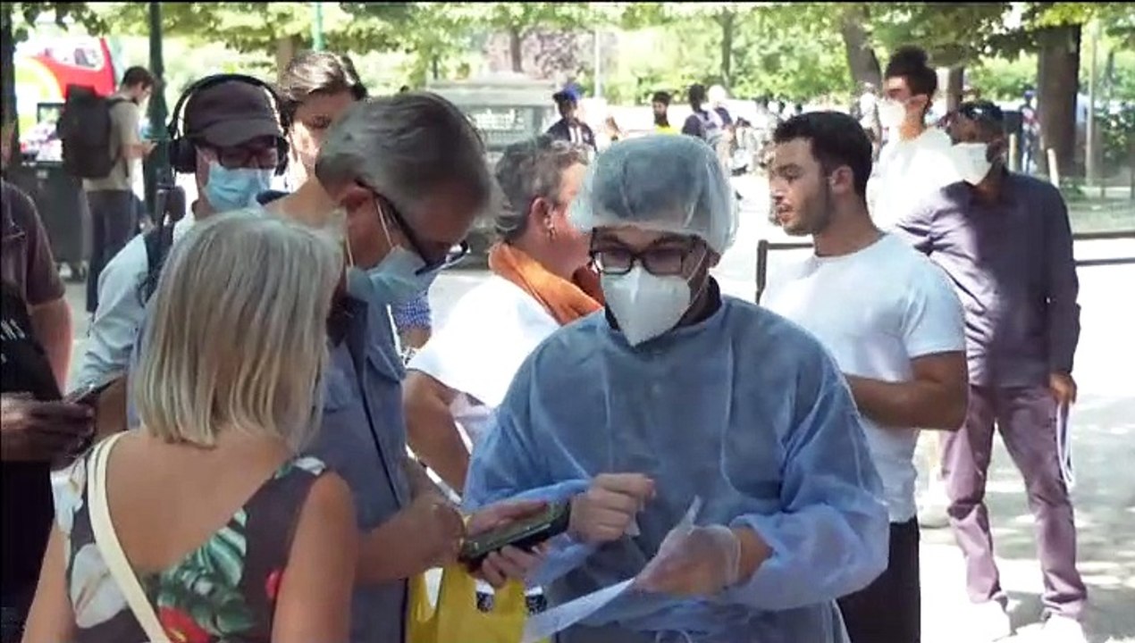 Francia se une a otros países y amplía el pase sanitario a hostelería y transportes