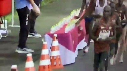 Amdouni'nin maratondaki hareketi tepki çekti: Su şişelerini devirdi