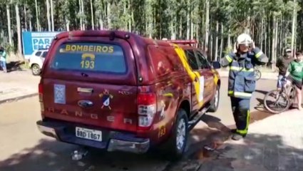 Bombeiros e PM são chamados ao Santa Felicidade, mas morador recusa atendimento e combate incêndio com mangueira de jardim