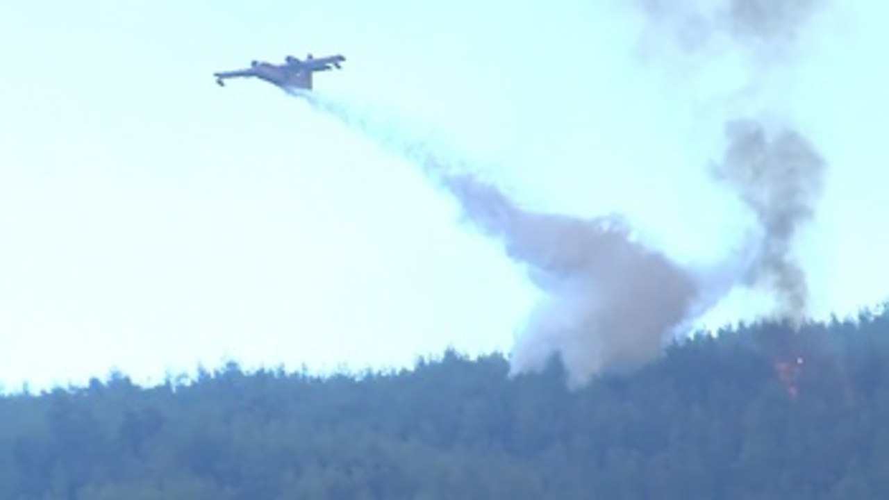 Mejoran los fuegos en Grecia pero Eubea sigue envuelta en llamas y humo