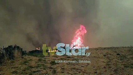 Οι φλόγες καίνε σπίτια στη Γαλατσώνα