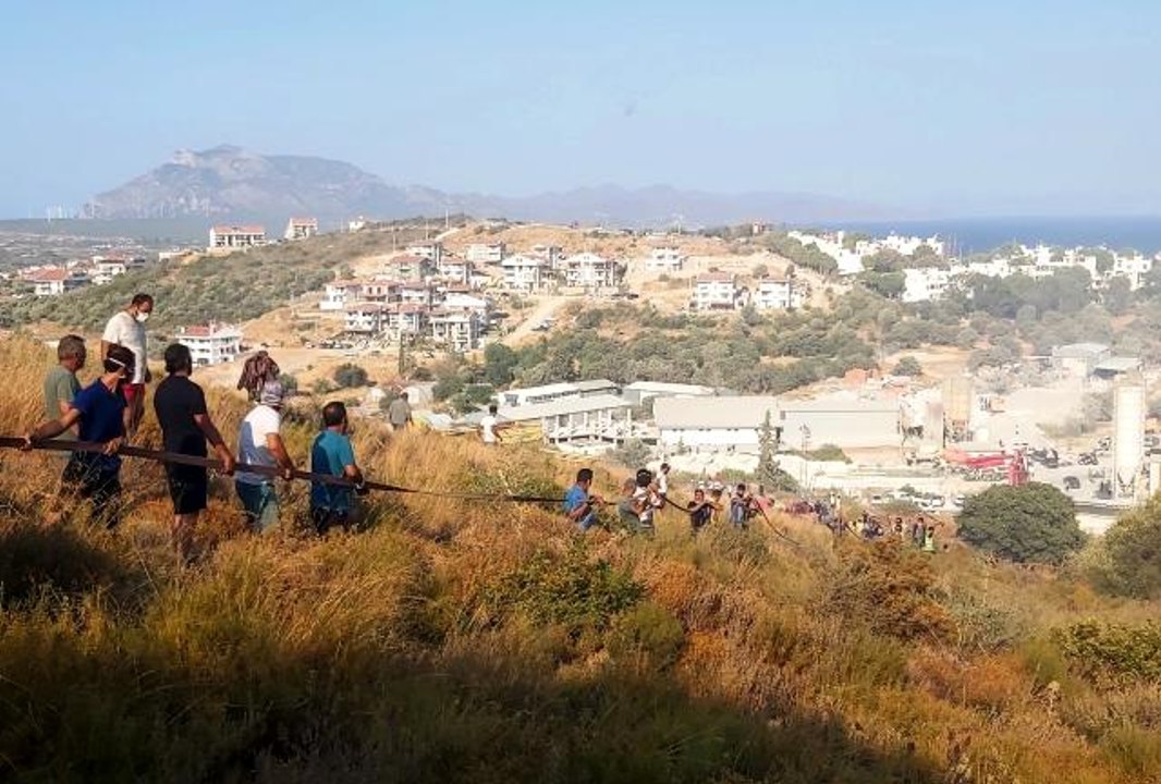 Yangını duyan koştu, metrelerce uzunluğunda insan zinciri oluştu