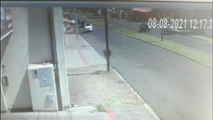 Câmera flagra colisão na Avenida Brasil que deixou motociclista em estado grave