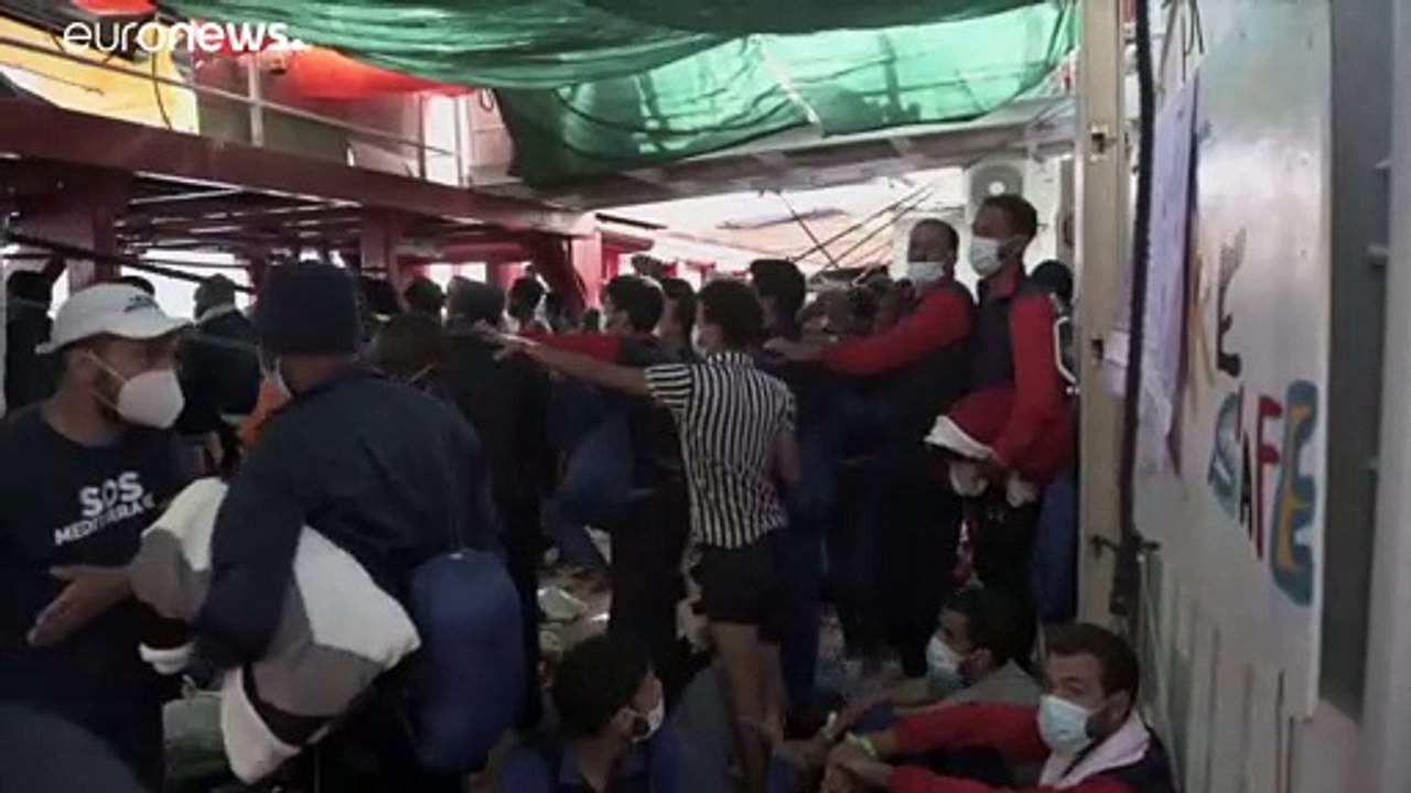 'Ocean Viking' legt mit fast 550 Flüchtlingen in Sizilien an