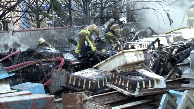 Sultanbeyli'de geri dönüşüm alanında çıkan yangın kontrol altına alındı