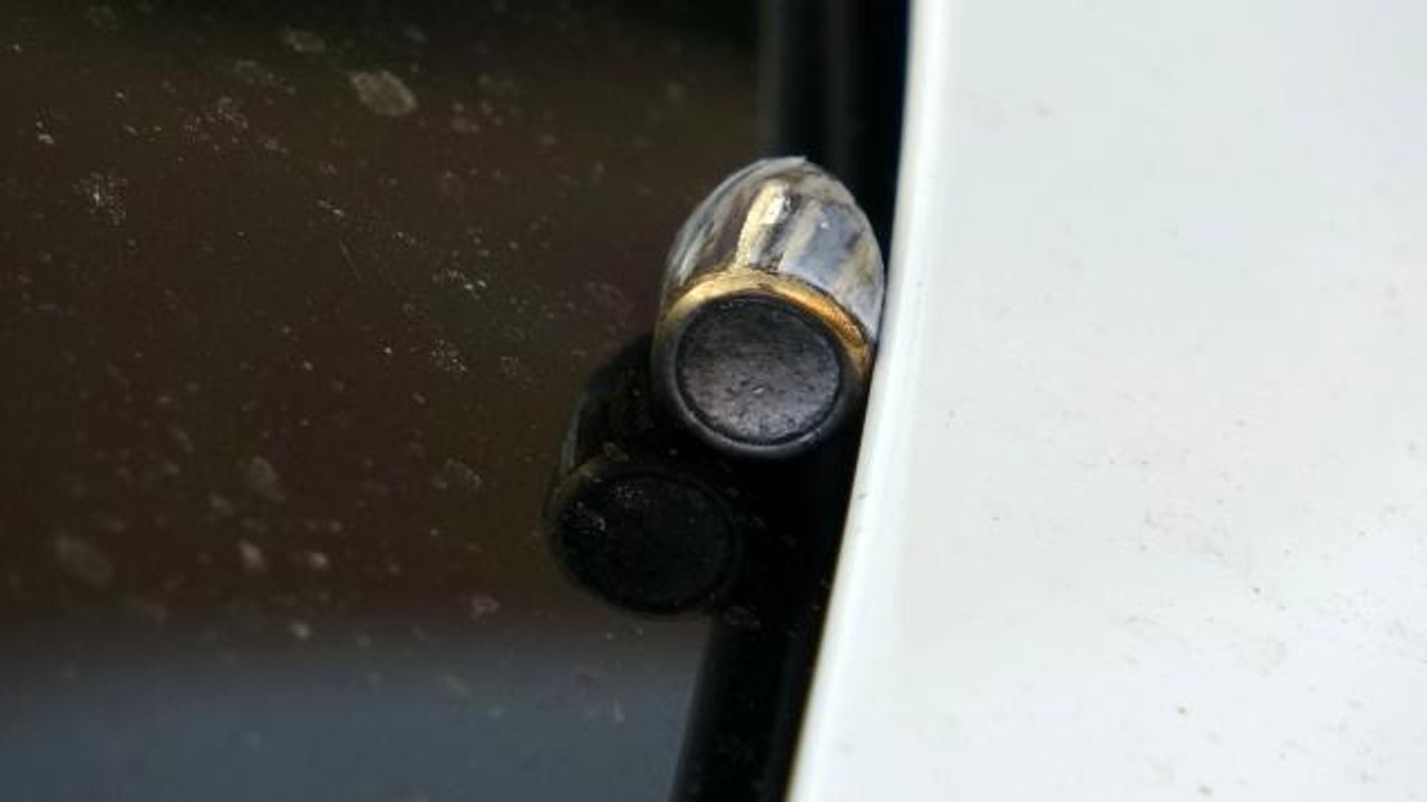 Seyir halinde iken aracına kurşun isabet etti, faciadan döndü