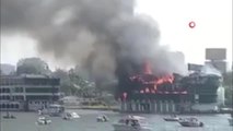 Kahire'nin Nil Nehri kıyısında bir yolcu teknesi alev alev yandı