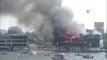 Kahire'nin Nil Nehri kıyısında bir yolcu teknesi alev alev yandı