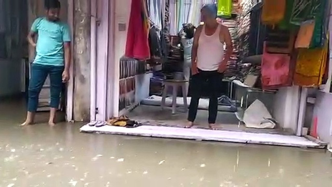 आठ एमएम बारिश में दरिया बन गईं सड़कें, बाजार मे...