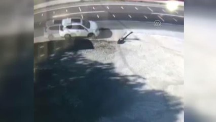 Arazi aracı istinat duvarına çarptı: 3 ölü, 1 yaralı