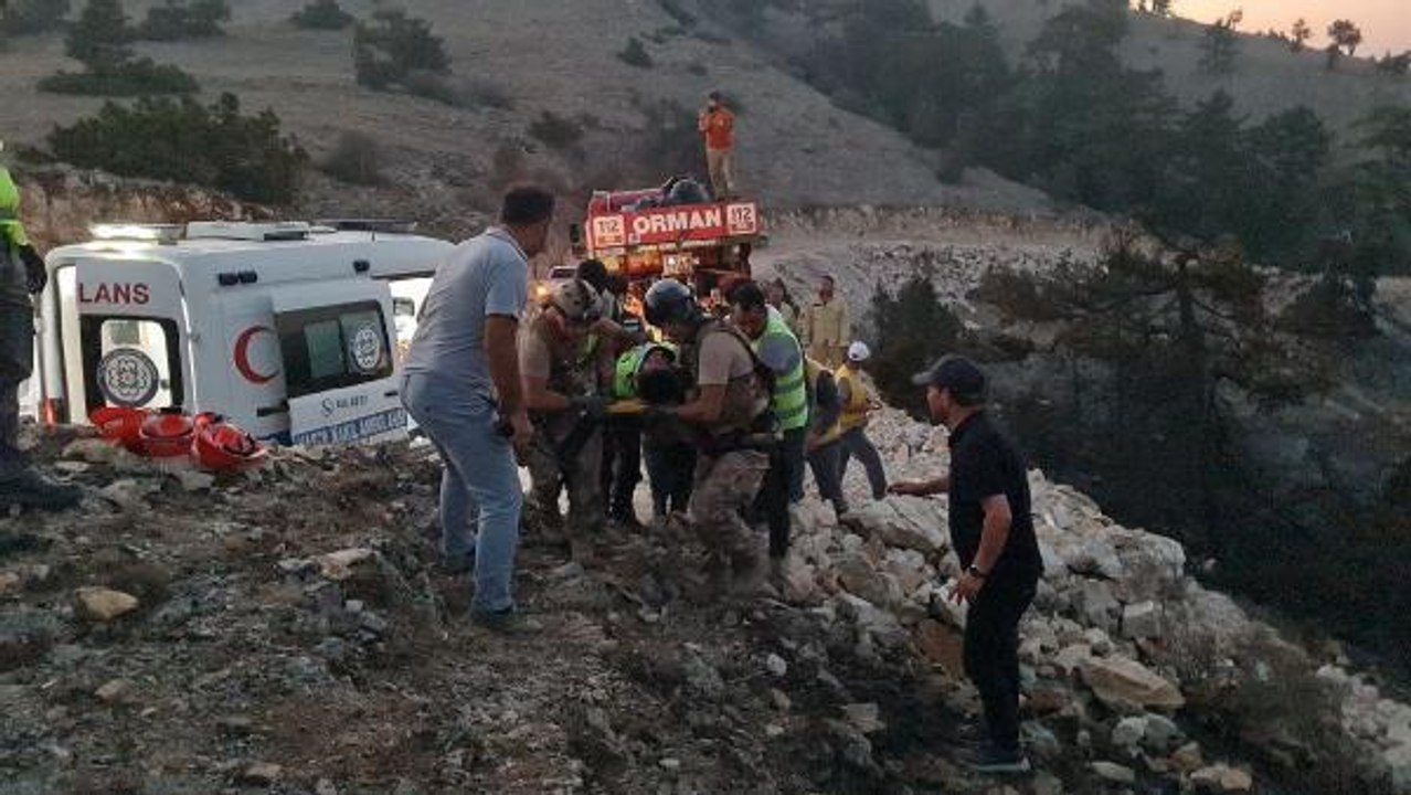 MUĞLA'DAKİ ORMAN YANGININDA YANAN AĞAÇ DEVRİLDİ, 2 KİŞİ YARALANDI