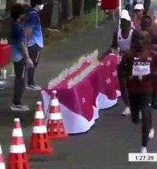 El gesto más feo de los Juegos Olímpicos. El francés Morhad Amdoubi actúa de forma asquerosa en la Marathón