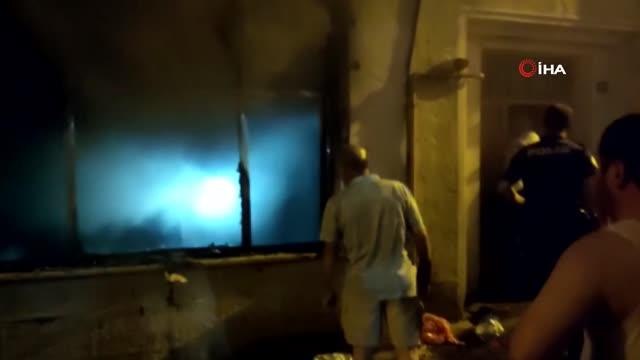 Bayrampaşa'da apartmanın giriş katında çıkan yangın korkuttu