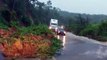 Lluvias provocan derrumbe en Km 209 ruta CA-2 al Pacífico