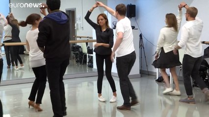 شاهد: محبّو السالسا يعودون إلى منصّات الرقص في بريطانيا