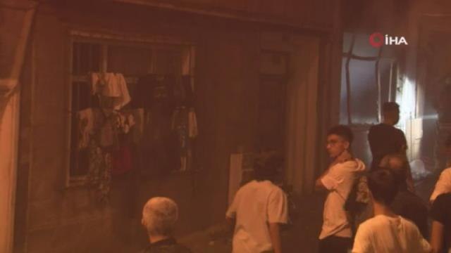 Bayrampaşa'da apartmanın giriş katında çıkan yangın korkuttu