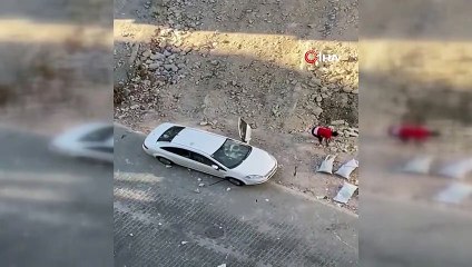 Esenyurt’ta dolandırıldığını iddia eden kadın arabayı taşa tuttu...O anlar kamerada
