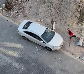 Esenyurt'ta kızgın kadın arabayı taşa tuttu