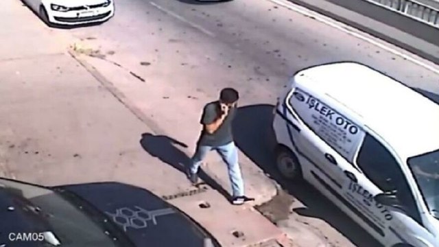 Babasını vurmak isterken araya giren şahsı öldürüp kaçtı