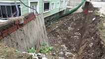 Sağanak yağış 5 katlı apartmanın istinat duvarını yıktı