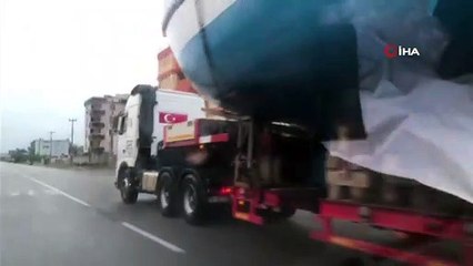 Karayolunda 21 metrelik tekneyi görenler şaşırdı