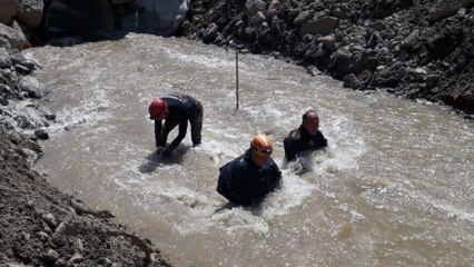 Kayıp işçi çamurun içinde aranıyor