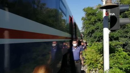 Manisa'da yolcu treninin çarptığı motosiklet sürücüsü ağır yaralandı