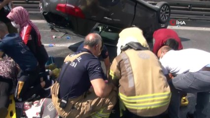 Haramidere E-5’te araç takla attı, vatandaşlar üst geçitte tribün kurup izledi